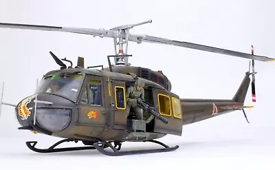 $750 • Buy (RARE) US Army UH-1D HUEY /w 04 Crews In Vietnam War  1:35 Pro Built Model