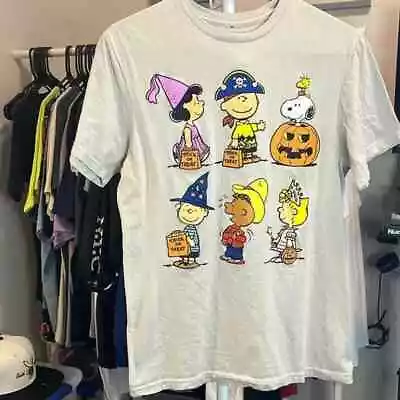 S - T-shirt - Peanuts In Halloween • $10