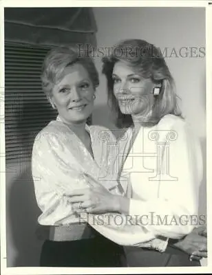 1984 Press Photo Two Cast Members From The Television Program Falcon Crest • £23.98