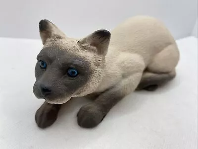 Siamese Cat Universal Statuary Crouching Blue Glass Eyes 1992 Vintage USA #5009 • $44.99