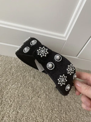 £5 • Buy Anthropologie Black Velvet Head Band With Pearls