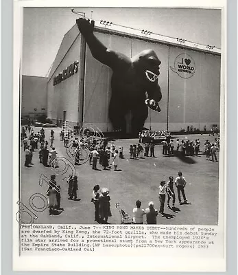 Funny Giant KING KONG Blow Up Amazes OAKLAND Airport California 1983 Press Photo • $30