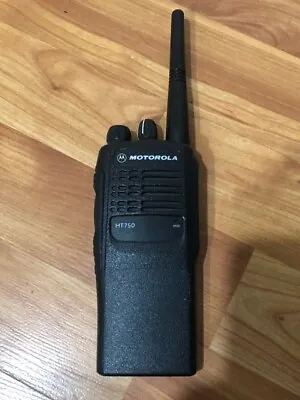 Motorola HT750 UHF 403-470MHz 16 Channel AAH25RDC9AA3AN    • $120