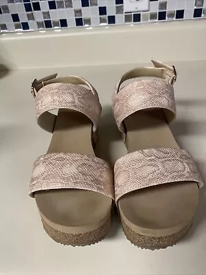 Volatile Women's Summerlove Wedge Sandals Blush Size 7 Snake Shimmer • $15