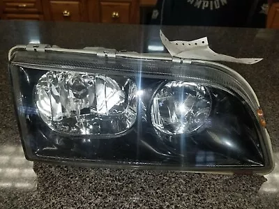 2002 Volvo S40 Right Headlamp With Black Bezel • $85