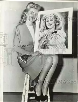 1943 Press Photo Actress Dolores Moran Holds Her Soldier Inspired Drawing • $19.88