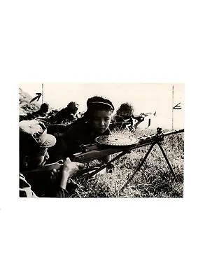 VIETNAM WAR GIRL WATCHES MACHINE GUN PERFORMANCE 1960s VTG ORIG Press Photo Y28 • $11.99