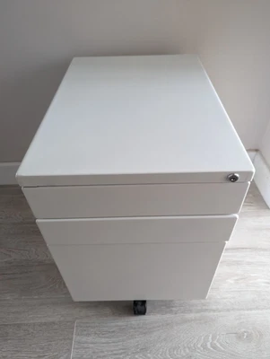 £30 • Buy White Metal Lockable 3 Drawer Filing Cabinet On Castors