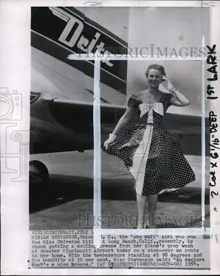 1954 Press Photo Miss Universe Miriam Stevenson By Plane At An Airport In Ohio • $15.99