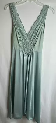 Women’s Medium Vanity Fair Gown Light Green V Neck Lace Trim Bodice Sleeveless • $23.99