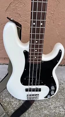 $1530 • Buy Fender American Deluxe Precision Bass Rosewood Fingerboard Olympic White 2018