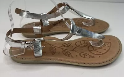 Born Thong Sandals Silver Metallic Leather Flats Side Buckle Beach Women's 8M • $22