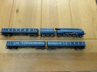 £139.50 • Buy HORNBY CORONATION SCOT  QUEEN MARY LOCO 6222 With 3 X CORONATION COACHES