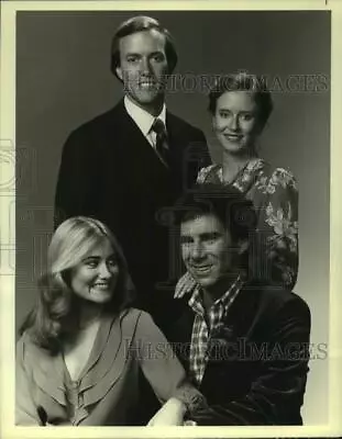 Press Photo Actress Eve Plumb In  The Brady Brides  With Co-Stars - Sap46459 • $19.99