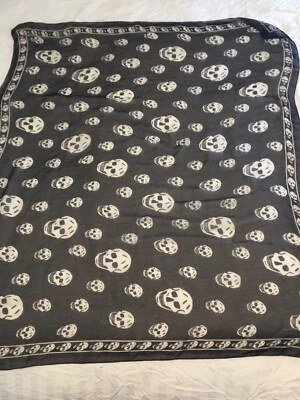 $190 • Buy Alexander McQueen Skull Scarf Silk White / Black