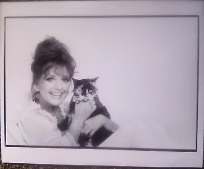 8x10 B&W Photo Of Mary Ann Of Gilligan's Island Actress Dawn Wells And Her Cat • $9.99