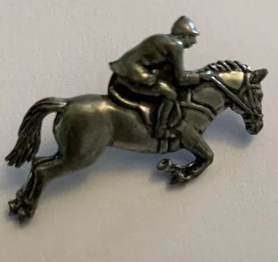 Show Jumper Horse Pin Badge (Artisan English Silver Pewter Brooch) • £2.50