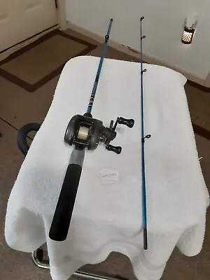 Baitcasting Fishing Rod ZEBCO 5'6 Médium Light 12lb And Reel Quantum • $40