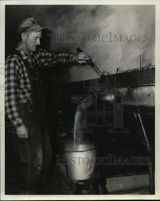 Press Photo Farmer Drawing Off Maple Syrup In Vermont - Sax28804 • $19.99