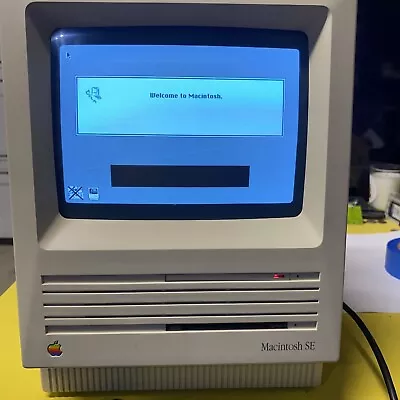 APPLE MACINTOSH SE All In One Vintage Computer Turns On - Model M5011 1988 • $165
