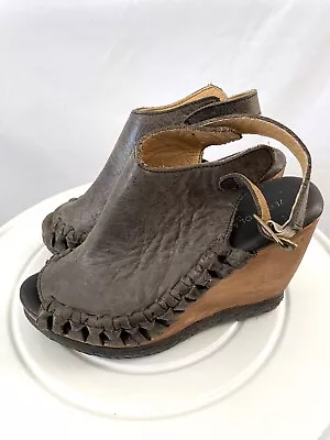 Very Volatile Los Angeles Womens Brown Peep Toe Leather Wedge Sandals Size 7 • $34.95