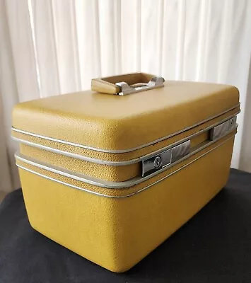 Vintage Sears COURIER By SAMSONITE Carry On Suitcase TRAVEL TRAIN MAKEUP CASE • $29.99