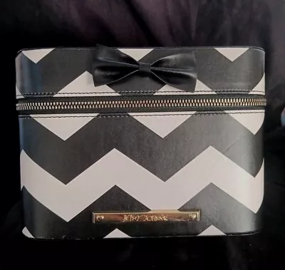 Betsy Johnson Travel Makeup Box • $10