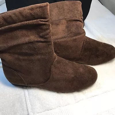Max Collections Ladies Brown Suede Boots Preowned Size 6 Excellent Condition  • $15