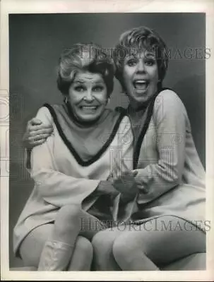 1970 Press Photo Actress Martha Raye & Carol Burnett - Hcp76909 • $12.99