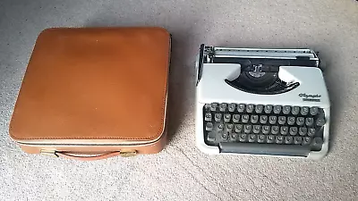 Olympia Splendid 33 Typewriter Portable Vintage With Case • £44.45