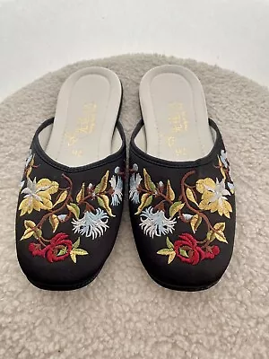 Sindart NWOB Women’s Size 9 40 Hand Embroidered Black Floral Slipper • $20