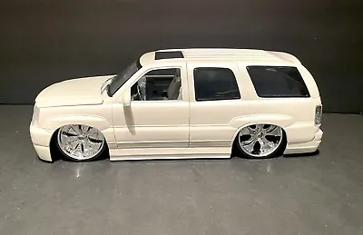 Jada Dub City 2002 Cadillac Escalade White 1/18 Scale Spinners Diecast Car READ • $39.95