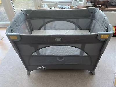 Joie Kubbie Sleep Compact Travel Cot - Grey • £55