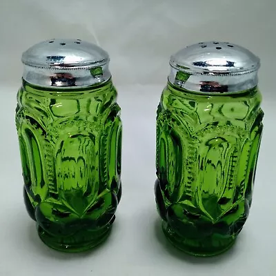 Vintage 1960's L.E. Smith Moon And Stars Green Glass Salt And Pepper Shakers • $22
