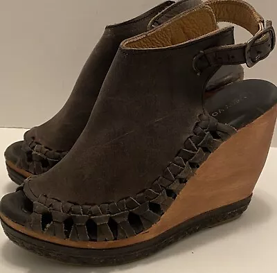 Very Volatile Los Angeles “Absolute￼” Wedge Wood Heel Sandals Leather ￼Sz 6 M • $35