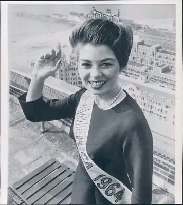 1963 Press Photo MIss America Donna Axum Wears Crown On Roof Atlantic City • $15