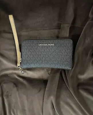 Michael Kors Women's Jet Set Travel Wallet/Phone Case Pre-owned EXCELLENT COND • $25.50