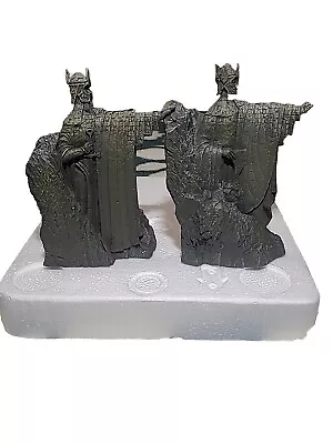 Lord Of The Rings Argonath Statue Bookends - 1 Piece Fingers Missing **DAMAGE** • $34.99