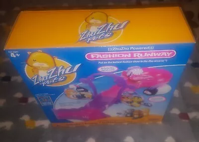 £15 • Buy ZHU ZHU PETS 'FASHION RUNWAY. W/OUTFIT & ACCESSORIES'  NEW/SEALED ☆ Toy Hamsters