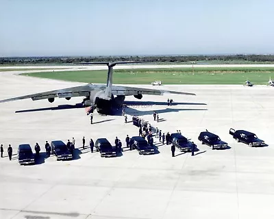 Remains Of The Challenger Astronauts Are Transferred - 8x10 Nasa Photo (ab-190) • £8.56