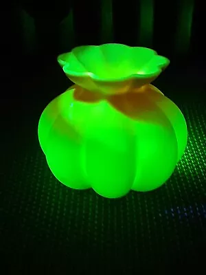 Rare Vintage Gunderson Pairpoint Burmese Small Melon Ribbed Uranium Glass Vase • $100