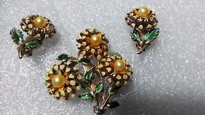 Vtg 1940-1950s Unsigned DEJA? Enamel Faux Pearl Flower Brooch & Earring Set • $45