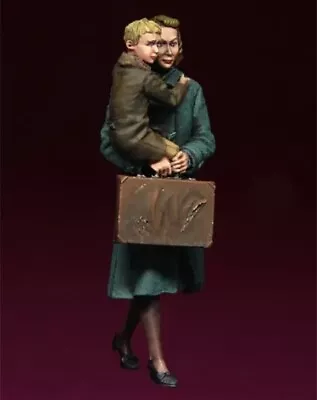 1/35 Scale Resin Figures Model Kit Civilian Woman With Child Unpainted  • $14.10