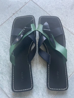 $70 • Buy Staud Leather Lei Bow Slides Sandals Black Green Size 39 USA 8.5