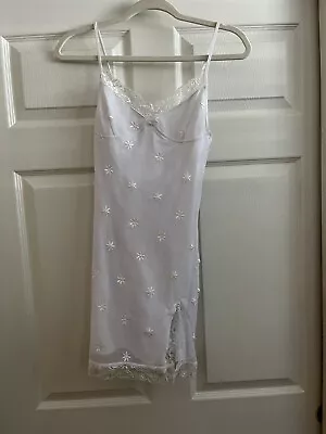 Motel Rocks Womens Xs White Daisy Dress W/ Slit Lace Floral V Neck Bodycon • $40