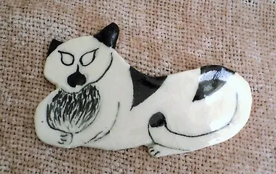 Vtg MidCentury POTTERY Kitty CAT BROOCH Playing Ball Of Yarn JOAN KLOTZ 1960s CA • $18.95