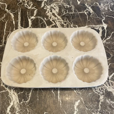 $12.99 • Buy Pampered Chef Mini Fluted Bundt Cake Pan Family Heritage Stoneware Retired