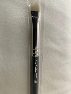 £15 • Buy MAC 239 Eye Shader Brush BRAND NEW