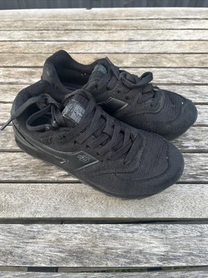 $39 • Buy Dunlop KT26 Kids Triple Black Sz USA 2 UK 1 EU 33 Boys Children’s Shoes Runners