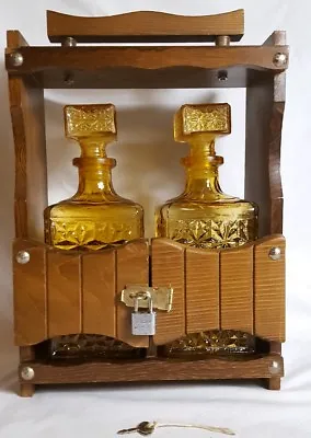 Vtg 2-Bottle Locking Liquor Amber Glass Decanter Set Retro Bar C1950s Wood Rack • $99.99